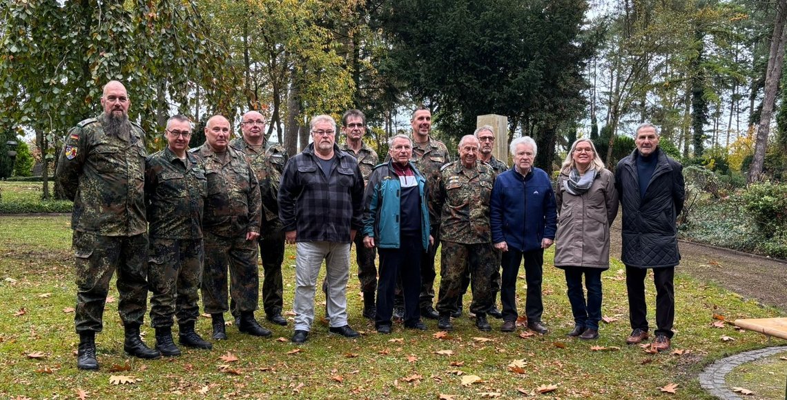 Arbeitskommando der Reservisten mit Oberbürgermeisterin Petra Gerlach auf dem Friedhof