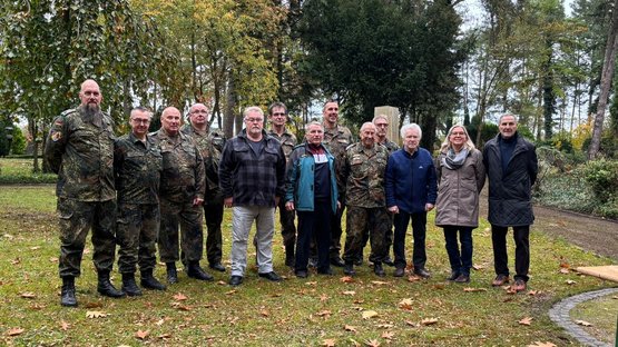 Arbeitskommando der Reservisten mit Oberbürgermeisterin Petra Gerlach auf dem Friedhof