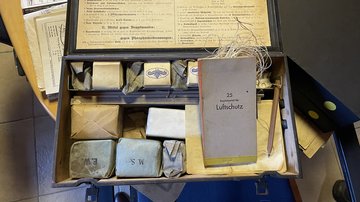Ein original Erste-Hilfe-Koffer aus dem Zweiten Weltkrieg, entwickelt für Luftschutzbunker