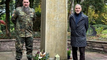 Arne Stauner HG d.R. als neuen Leiter und den alten Leiter, Wolfgang Jondral sen., StFw a.D. an einem Denkmal