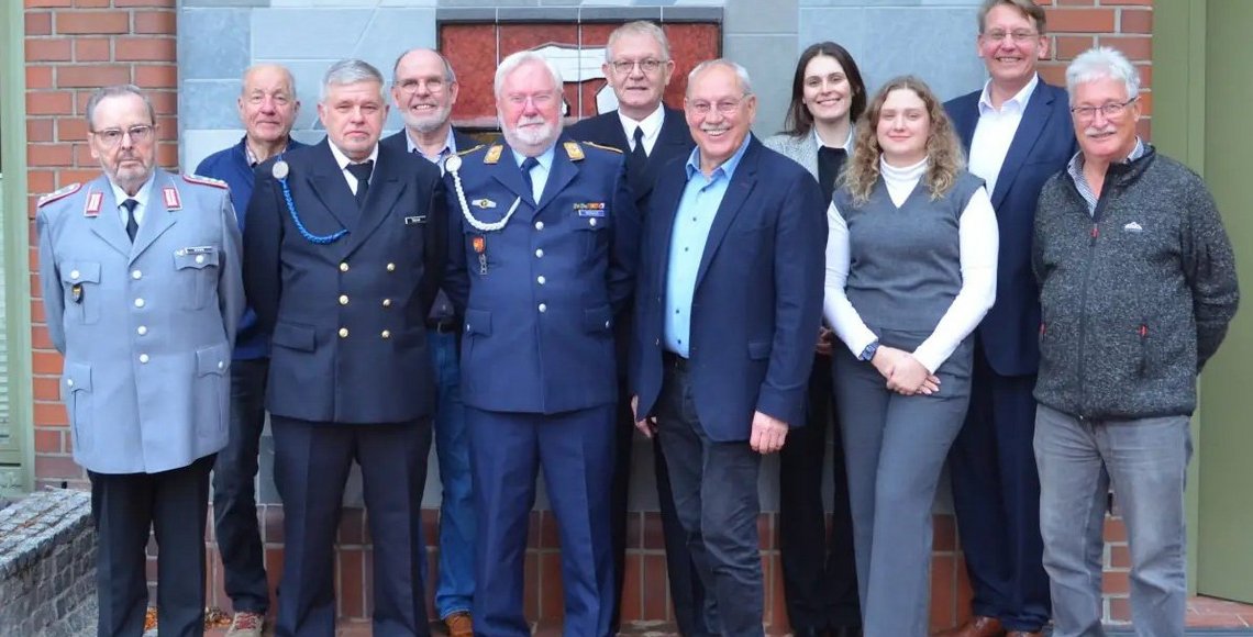 Elf Personen aufgereiht für ein Gruppenfoto posierend