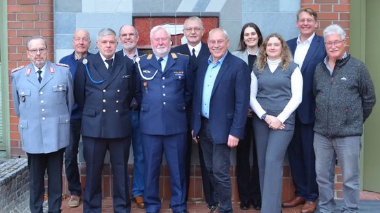 Elf Personen aufgereiht für ein Gruppenfoto posierend