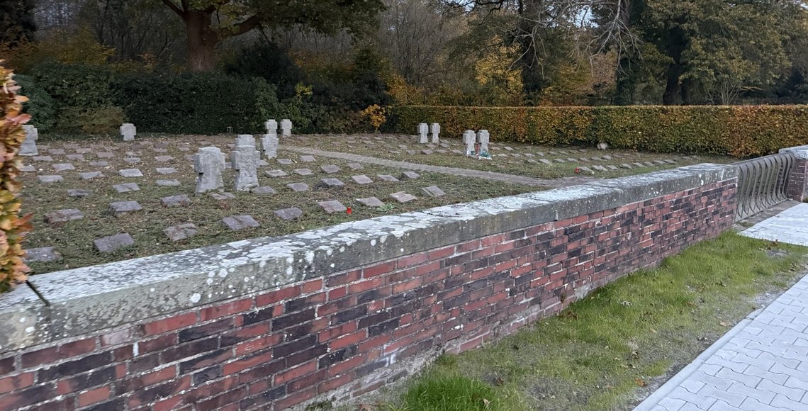 Die Kriegsgräberstätte mit einigen Kreuzen und vielen Kissensteinen