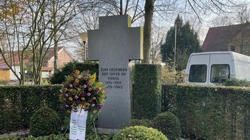 Steinkreuz auf dem Vorplatz der Kirche